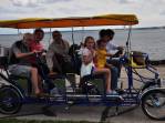 Toda a família sai de bicicleta pela orla do lago Michigan, em Milwaukee, em Wisconsin, nos Estados Unidos